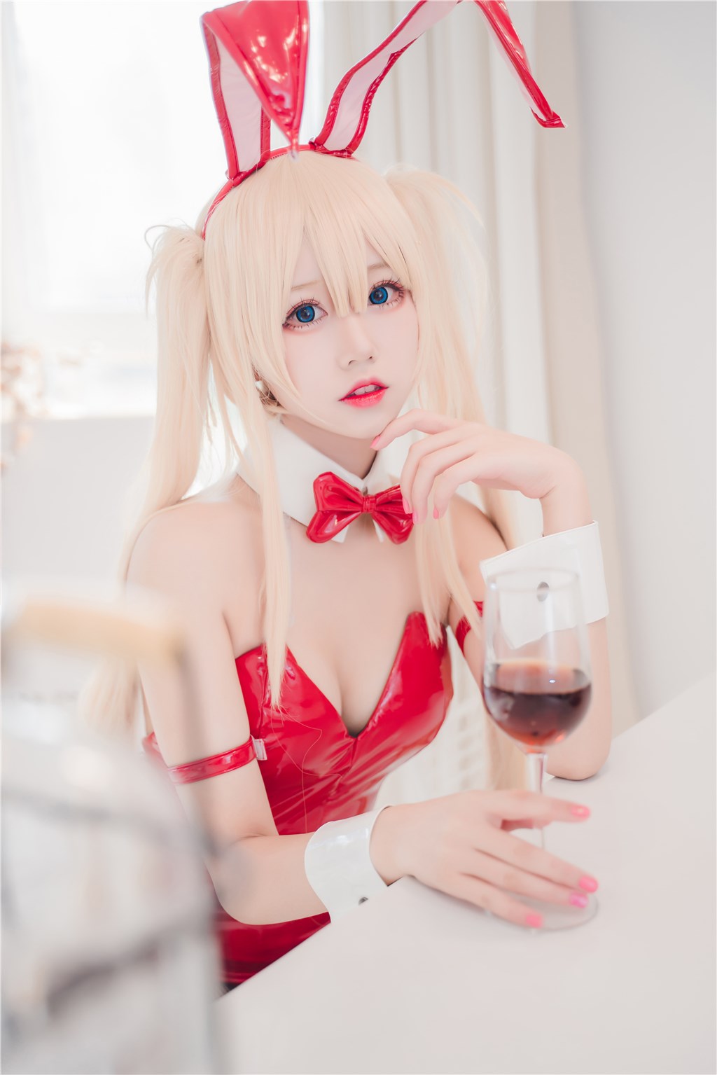 禁忌狂热时刻：性感女星在午夜聚会后爆发的那段令人瞠目结舌的激情